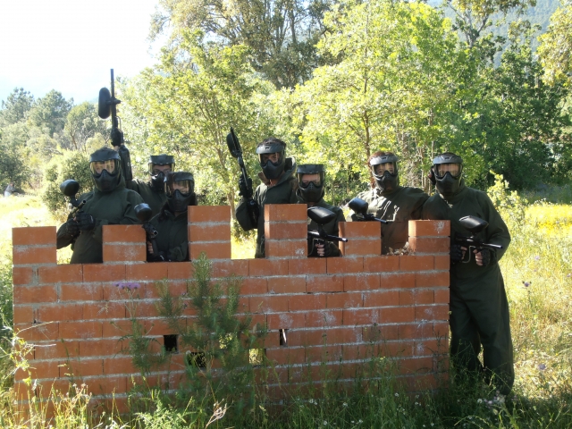 Escondidos tras la barrera